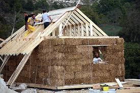 Visita al cantiere di una casa in legno e paglia