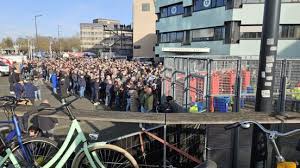 Lange rijen bij Galgenwaard door storing, fans missen begin van de wedstrijd