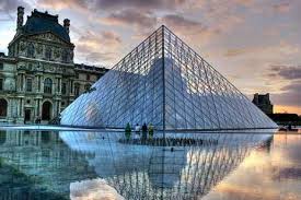 Risultati immagini per La piramide di vetro davanti al louvre