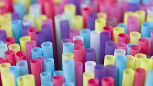 Franse tiener likt aan rietje en riskeert nu twee jaar cel in Singapore