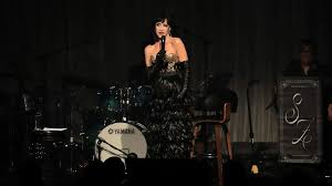 Con lengua larga y sensualidad, Susana Zabaleta enciende el Lunario