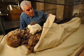 Dr Zahi Hawass examining the mummy of Queen Hatshepsut.