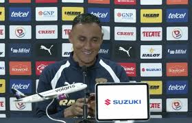 Keylor Navas atiende una llamada telefónica de Andrea Salas en plena conferencia de prensa en México: vea el momento