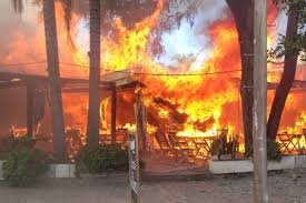 Incendio en restaurante gastronómico en Avenida Recta Martinoli: bomberos evacúan a 50 vecinos