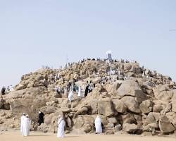 Arafat day Mount Arafat pilgrims praying landscape photography، من إنشاء الذكاء الاصطناعي