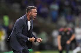 "Perfil elétrico" e autoestima: como vestiário do Cruzeiro encara estilo Artur Jorge