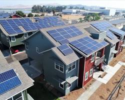 Imagem de Solar panels on rooftops and a solar farm