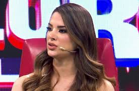 Suheyn Cipriani en el sill&oacute;n rojo