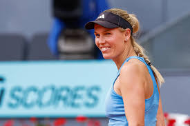 (VIDEO) Jannik Sinner meets Caroline Wozniacki during Wimbledon warm-up