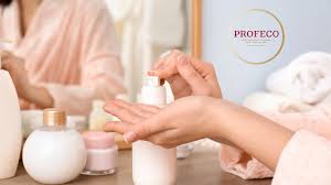 No es CeraVe ni Eucerin, pero esta crema corporal sí hidrata muchísimo la piel y es más barata, según Profeco