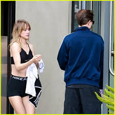 https://www.justjared.com/2025/09/29/suki-waterhouse-robert-pattinson-seen-leaving-club-after-her-second-l-a-concert-as-laufeys-opening-act/