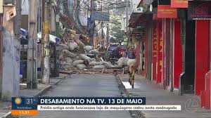 Prédio antigo desaba no centro comercial de Belém