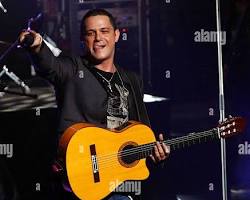 Imagen de Alejandro Sanz performing live