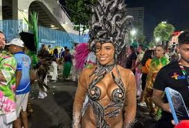 A crítica de Evelyn Bastos a famosas no posto de rainha de bateria