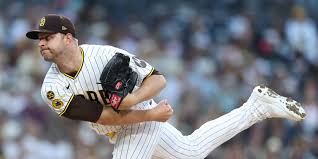 Cardinals Edge Padres in Pitchers' Duel: Winn's Triple Secures Victory