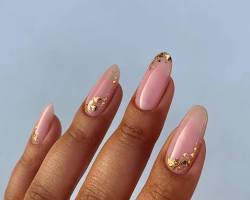 Image de Pink Almond Nails with Foil Accents