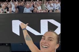 Le selfie de Sabalenka avec Federer et Laver après avoir réussi ses débuts à l'Open d'Australie : «Je voulais juste impressionner Roger»
