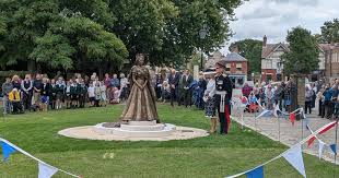 WATCH - Crowds gather as Queen Elizabeth II statue is revealed