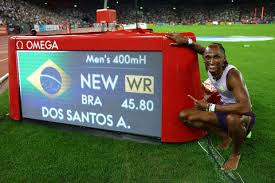Alison dos Santos quebra o recorde mundial dos 400 metros com barreiras