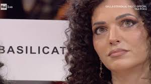 Affari Tuoi, la puntata del 2 maggio: Sara dalle Marche vince 100mila euro grazie alla Regione Fortunata (e al papà lucano)