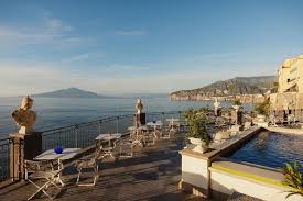 Amalfi: Évasion Italienne de Luxe et Brunchs Ensoleillés! 🍋