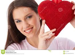 Ragazza graziosa che tiene cuore rosso a sorridere di giorno del biglietto di S. Valentino. MR: YES; PR: NO - ragazza-graziosa-con-sorridere-rosso-del-cuore-20748586