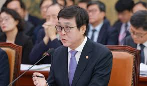 `모던 워페어4` 국감장 소환…`이중 잣대` 지적에 최휘영 "사전 검열 안 해" [2026 국감]