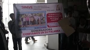 Docentes veracruzanos se manifiestan en Xalapa; exigen audiencia con Nahle para frenar despidos