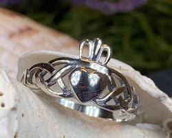 Image of Claddagh ring with trinity knot