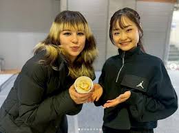 坂本花織、島田麻央からの差し入れに笑顔満開！