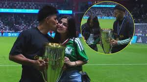 Gallardo y Alexis Vega se toman foto con trofeo de la Concacaf