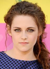 Kristen Steward Kid&#39;s Choice Awards. Kristen Stewart went with a purplish-blue hue to compliment her blue suit and bright green eyes. - Kristen_Stewart