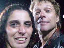 Rosana Guedes e Bon Jovi em foto tirada pela fã no palco (Foto: Rosana Guedes/Arquivo Pessoal) - rosana12