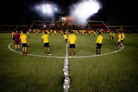 Abraço de tão forte! Torcida do Sport apoia o time em treino pré-jogo contra o Botafogo-SP