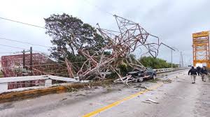 ¡SE DESPLOMÓ TORRE DE CFE EN COATZACOALCOS!