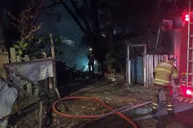 Três casas ficam totalmente destruídas após incêndio em Porto Alegre; veja imagens