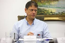 Tarcísio cancela visita a Bolsonaro, evita se vincular a Flávio e é criticado por bolsonaristas