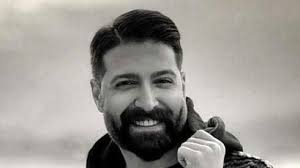 فیلم غوغای خوانندگی بی نظیر حمید هیراد با آهنگ نوستالژی در خانه اش/ کدوم کوه و کمر نقش تو داره یار