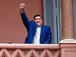 Maradona: De ídolo futbolístico a santo popular en Nápoles
