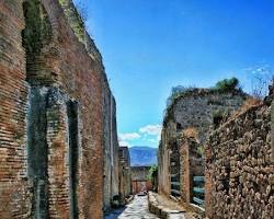 Image of Italy, cobblestone streets, ruins