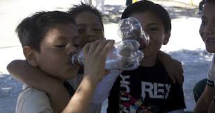 Resultado de imagen de niños tomando coca cola