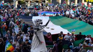 حامیان فلسطین پیش از مسابقه فوتبال مقابل اسرائیل در ایتالیا تجمع کردند