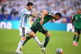 Messi sem punição, e Balogun expulso: compare os lances que provocaram polêmica na Copa