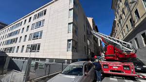 Incendio a Trieste in uno stabile di Largo Nicolini