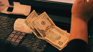 El dólar supera de nuevo el peldaño de los 17 pesos por unidad; revisa aquí los precios