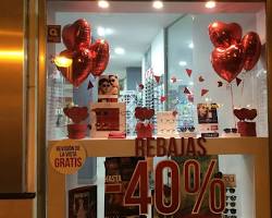 Imagen de Escaparate de farmacia con temática de fiesta tropical