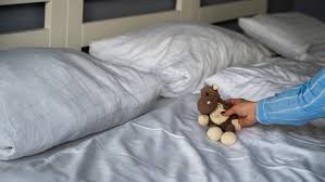 Eltern und Kinder in einem Bett: Für eine Familie aus Hannover war das lange normal