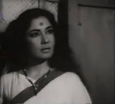 Meena Kumari in Aarti 1962. Meena Kumari blushes as she hears Pradeep Kumar singing her praises in Aarti (1962) - meena-kumari-in-aarti-1962