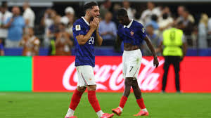 Estrela da França distribui 'patadas' em repórteres e abandona coletiva após eliminação na Copa