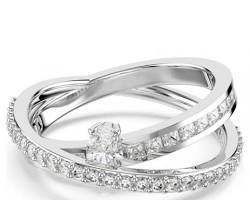 anello Swarovski Vittore pavé cristalli bianco, generata con l'AI